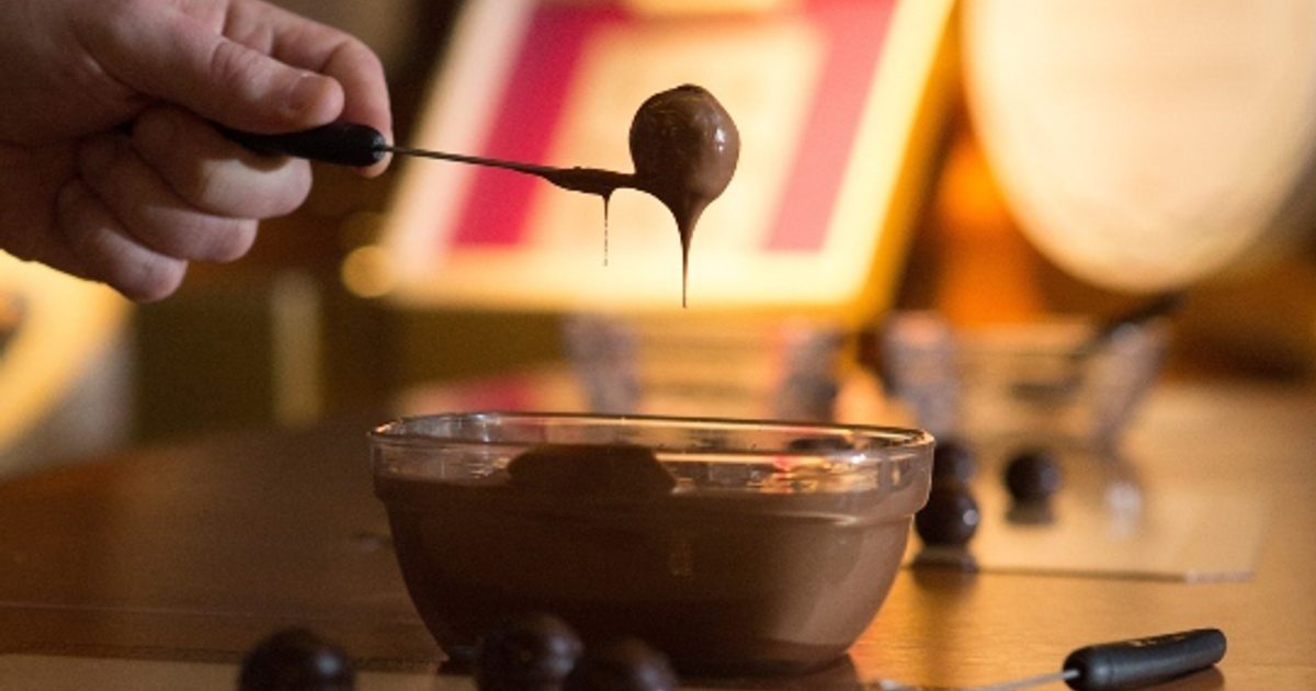 Tour & Christmas Truffle Rolling